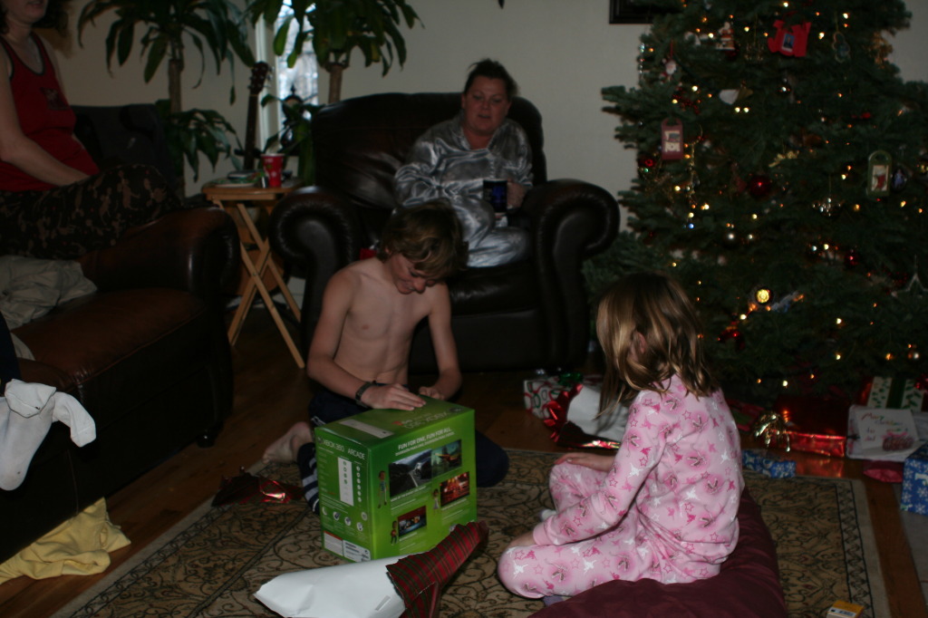 2009/12(December)/Colorado-Christmas/1024x768_2009-12-25-Christmas-13-Vale-Kyla-Katie.JPG