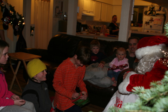 2009/12(December)/Colorado-Christmas/640x480_2009-12-24-Christmas-Colorado-04-Santa-Kyla-Vale-Chance-Ian-Sydney-Josh.JPG