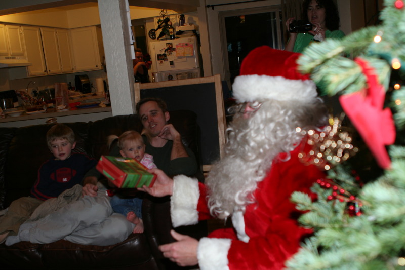 2009/12(December)/Colorado-Christmas/800x600_2009-12-24-Christmas-Colorado-03-Santa-Josh-Ian-Sydney.JPG