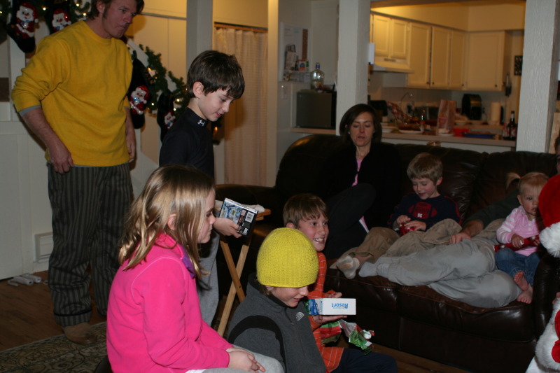 2009/12(December)/Colorado-Christmas/800x600_2009-12-24-Christmas-Colorado-05-Santa-Justin-Kyla-Dax-Vale-Chance-Heather-Ian.JPG