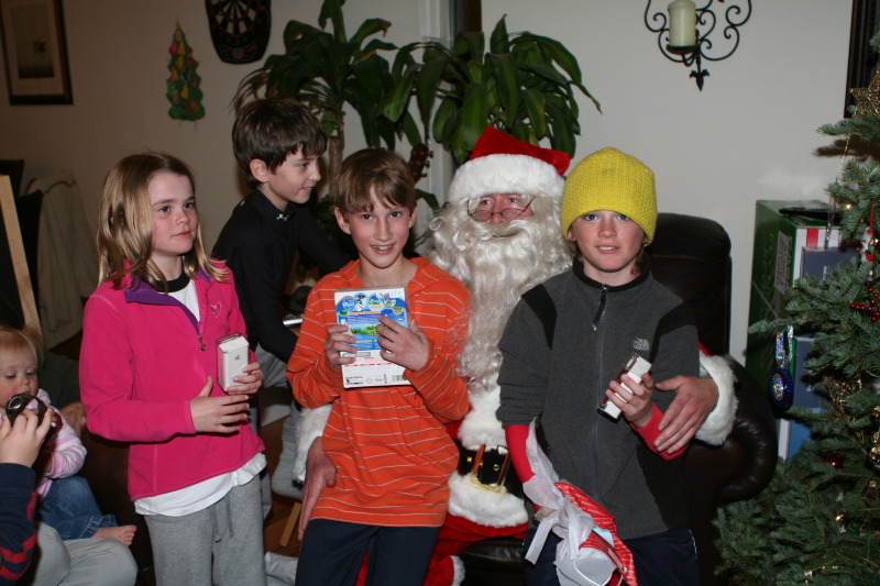 2009/12(December)/Colorado-Christmas/800x600_2009-12-24-Christmas-Colorado-11-Santa-Kyla-Dax-Chance-Vale.JPG