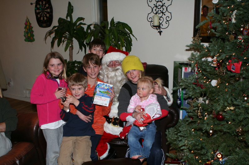 2009/12(December)/Colorado-Christmas/800x600_2009-12-24-Christmas-Colorado-18-Santa-Kyla-Ian-Chance-Dax-Vale-Sydney.JPG