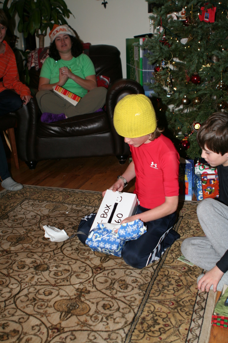 2009/12(December)/Colorado-Christmas/800x600_2009-12-25-Christmas-32-Chance-Suzi-Vale-XBOX-360-joke.JPG