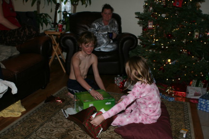 2009-12-25-Christmas-12-Vale-Katie-Kyla.JPG