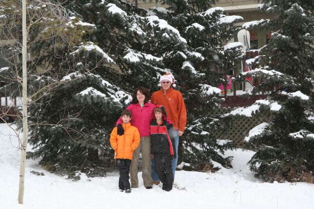 2009/12(December)/Family-Photos/640x480_2009-12-25-Christmas-Family-Photo-12-Dax-Suzi-Chance-Travis.JPG
