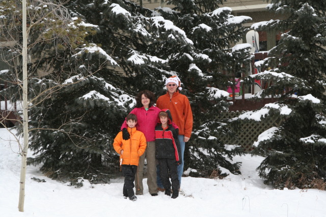 2009/12(December)/Family-Photos/640x480_2009-12-25-Christmas-Family-Photo-13-Dax-Suzi-Chance-Travis.JPG
