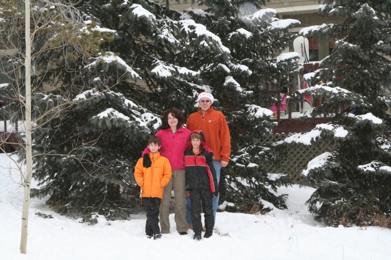 2009/12(December)/Family-Photos/800x600_2009-12-25-Christmas-Family-Photo-11-Dax-Suzi-Chance-Travis.JPG