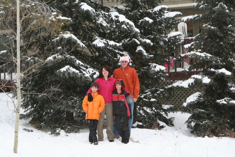 2009/12(December)/Family-Photos/800x600_2009-12-25-Christmas-Family-Photo-12-Dax-Suzi-Chance-Travis.JPG