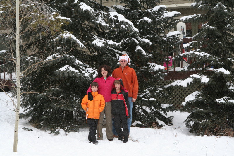 2009/12(December)/Family-Photos/800x600_2009-12-25-Christmas-Family-Photo-13-Dax-Suzi-Chance-Travis.JPG