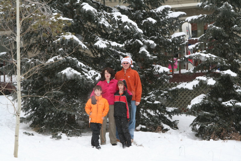 2009/12(December)/Family-Photos/800x600_2009-12-25-Christmas-Family-Photo-14-Dax-Suzi-Chance-Travis.JPG