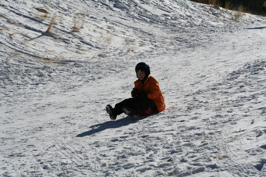 2009/12(December)/Sledding/1024x768_2009-12-27-Sledding-039-Dax.JPG