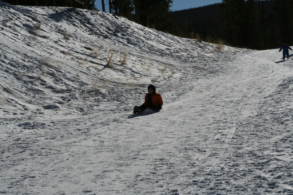 2009/12(December)/Sledding/1024x768_2009-12-27-Sledding-104-Dax.JPG