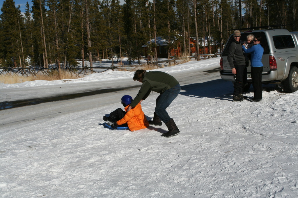2009/12(December)/Sledding/1024x768_2009-12-27-Sledding-145-Dax-Justin.JPG