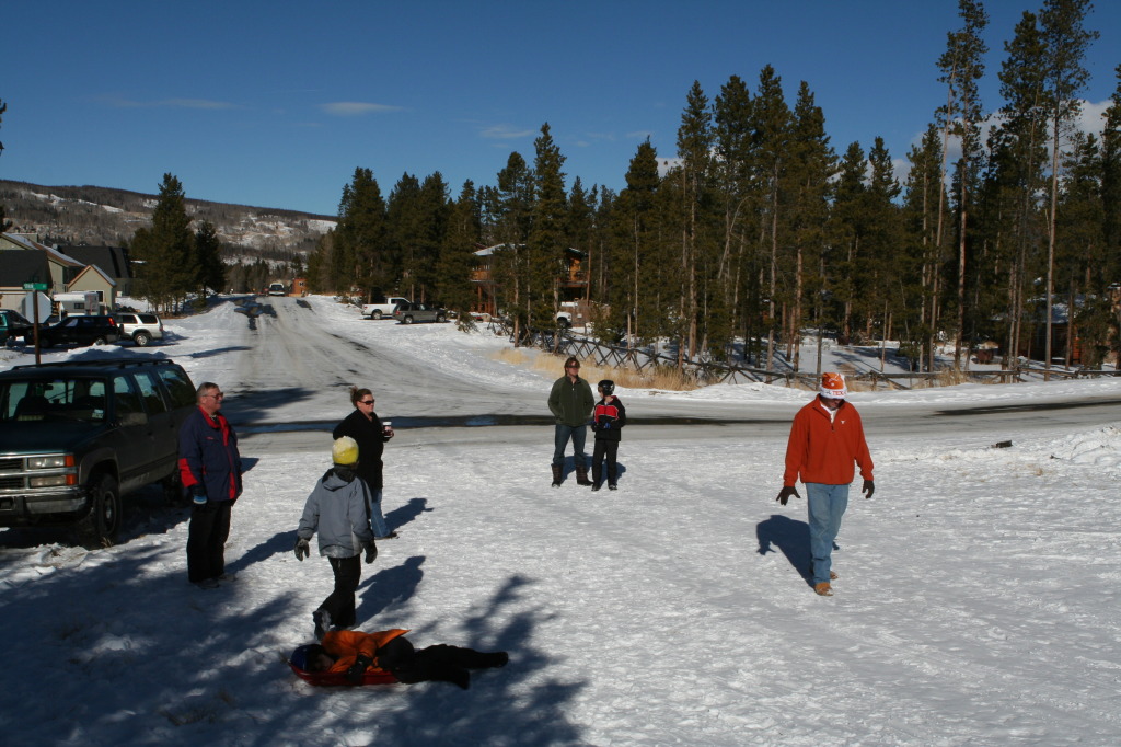 2009/12(December)/Sledding/1024x768_2009-12-27-Sledding-183-Jim-Vale-Katie-Justin-Chance-Travis-Dax.JPG