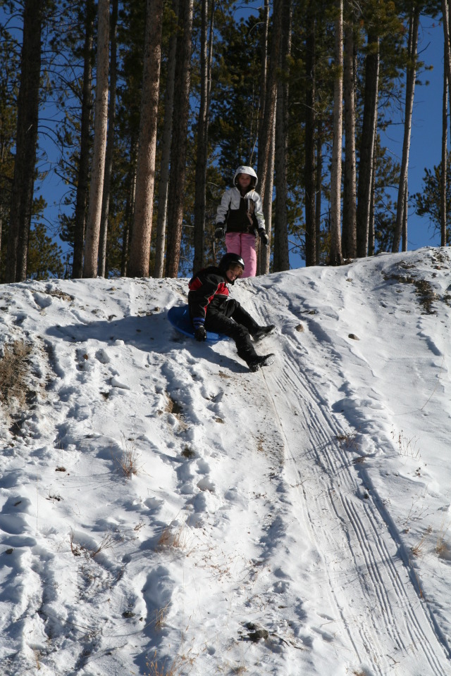 2009/12(December)/Sledding/640x480_2009-12-27-Sledding-064-Chance-Kyla.JPG