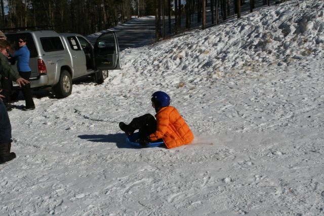 2009/12(December)/Sledding/640x480_2009-12-27-Sledding-142-Dax.JPG