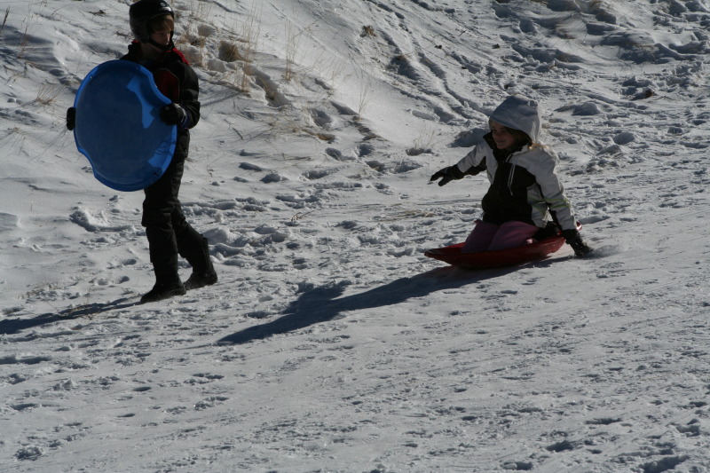 2009/12(December)/Sledding/800x600_2009-12-27-Sledding-047-Kyla.JPG