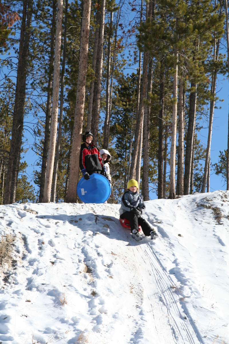 2009/12(December)/Sledding/800x600_2009-12-27-Sledding-059-Chance-Kyla-Vale.JPG
