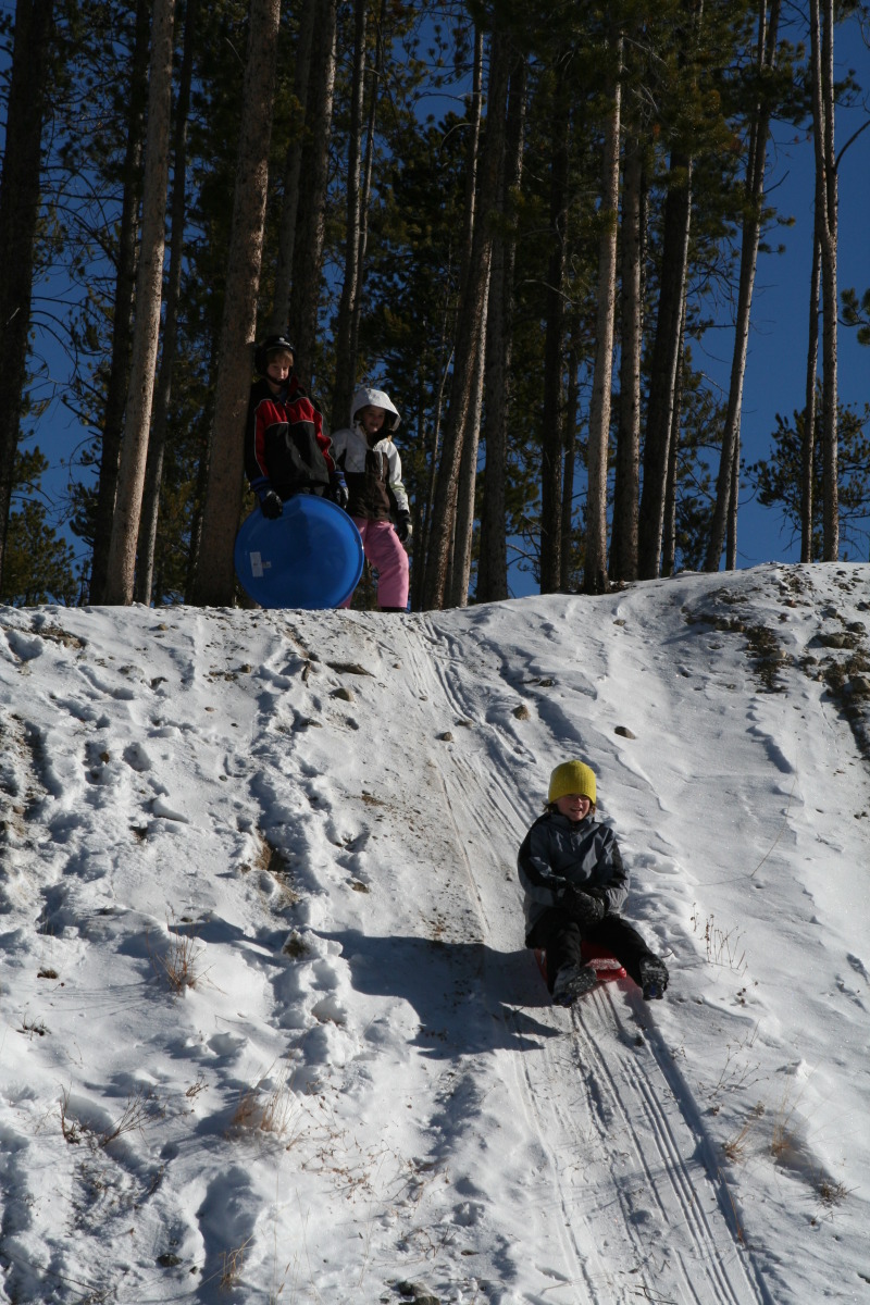 2009/12(December)/Sledding/800x600_2009-12-27-Sledding-061-Chance-Kyla-Vale.JPG