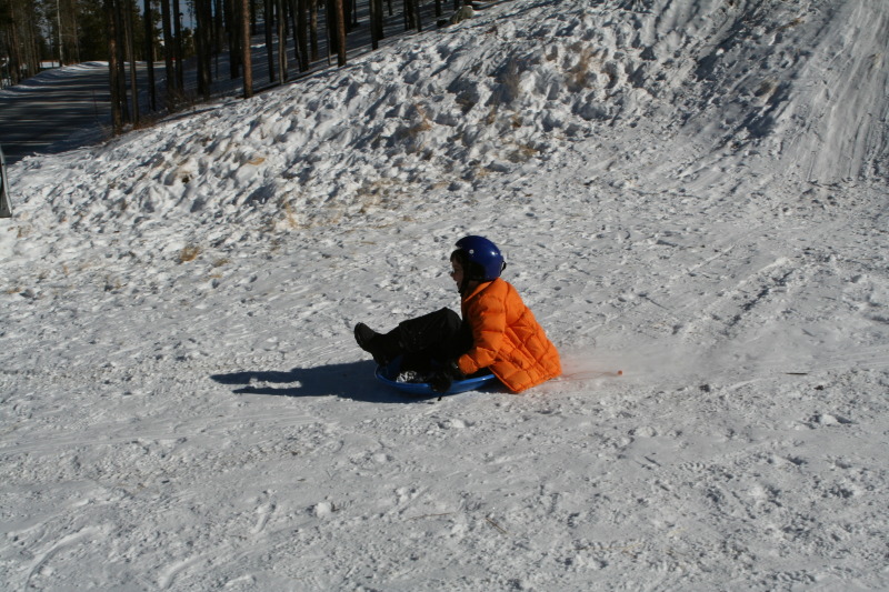 2009/12(December)/Sledding/800x600_2009-12-27-Sledding-141-Dax.JPG