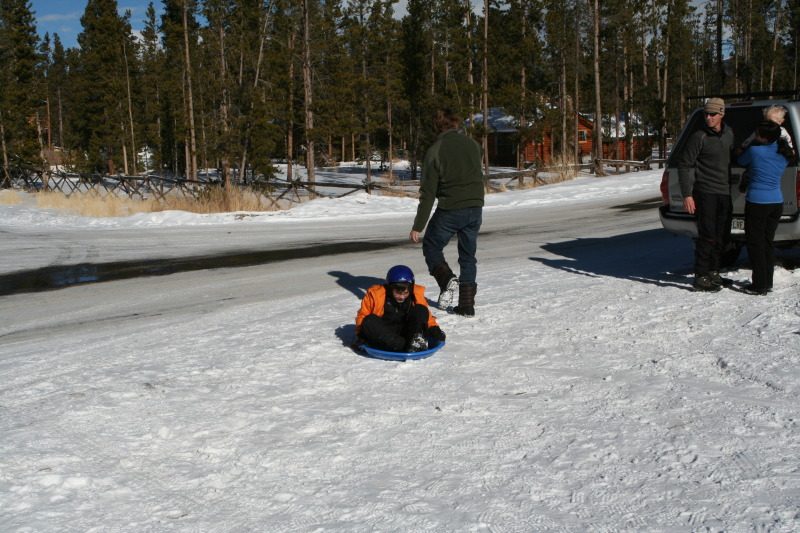 2009/12(December)/Sledding/800x600_2009-12-27-Sledding-146-Dax-Justin.JPG