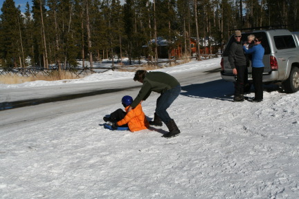 2009-12-27-Sledding-145-Dax-Justin.JPG