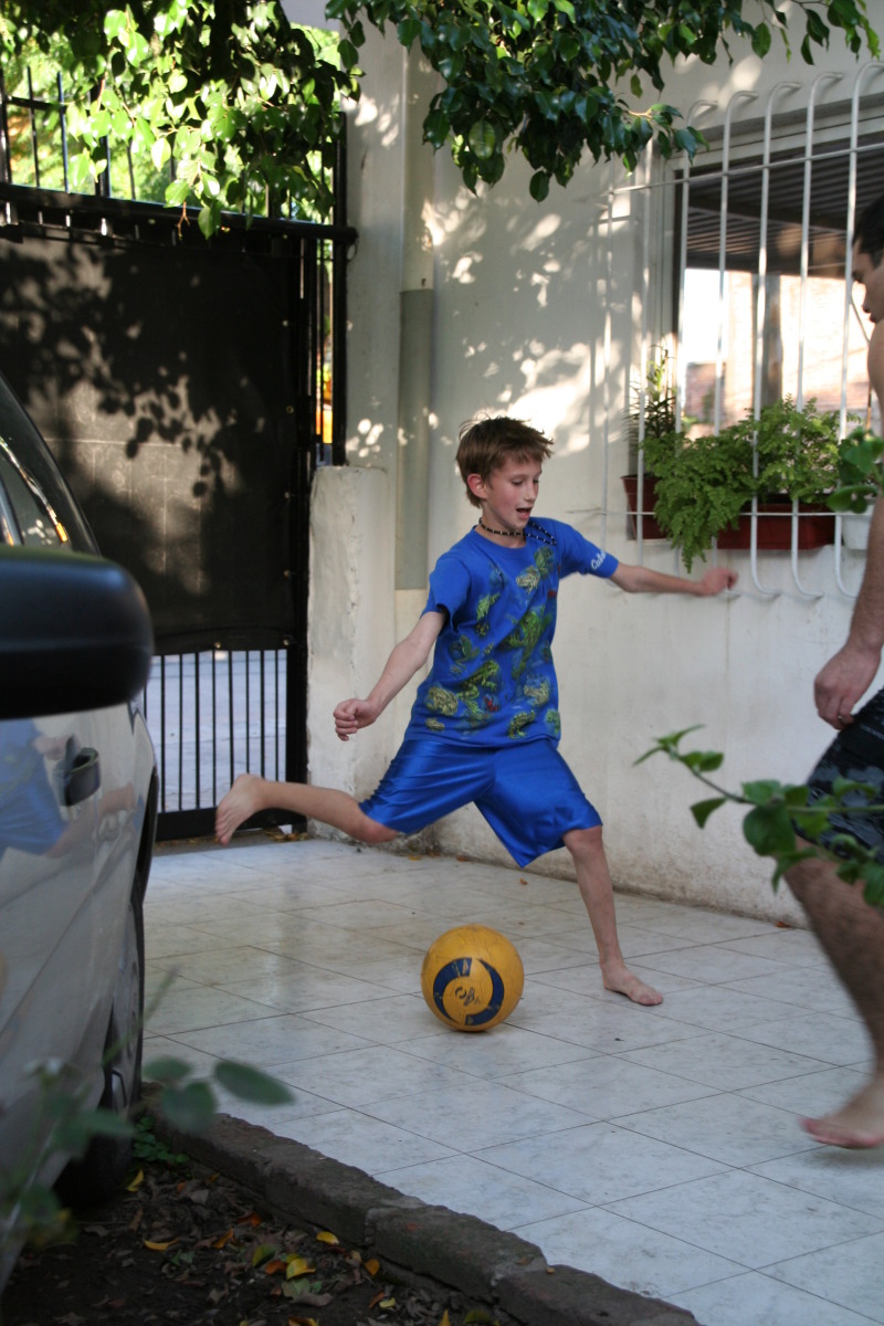 2009-03-15-Argentia-042-Lio-Chance-soccer-GOOD.JPG