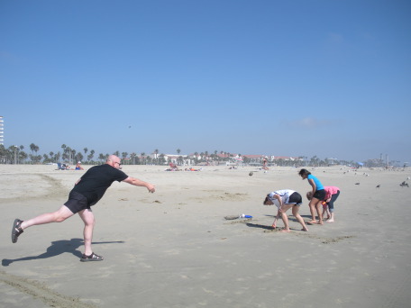2009-09-17-ITOC-R1-Huntington-Beach-training-08-teambuilder-contest-Karl-thows-sand-GOOD.JPG