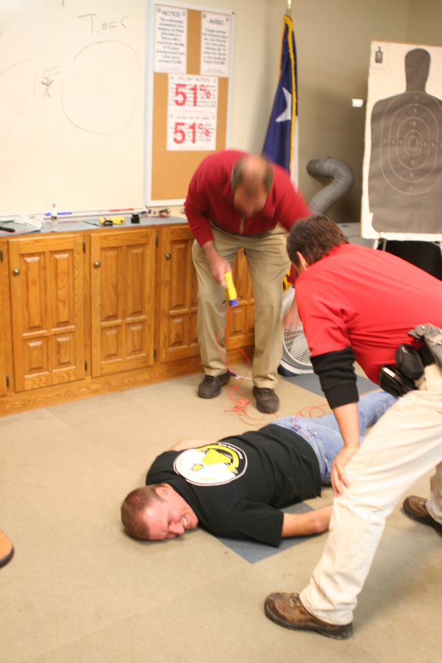 2010/01(January)/ITOC-R1-TeamLead-Tazer/640x480_2010-01-12-ITOC-R1-TeamLead-010-Travis-gets-tazed.JPG