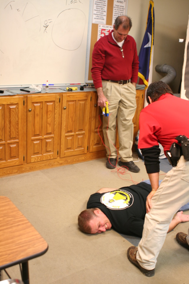 2010/01(January)/ITOC-R1-TeamLead-Tazer/640x480_2010-01-12-ITOC-R1-TeamLead-013-Travis-gets-tazed.JPG