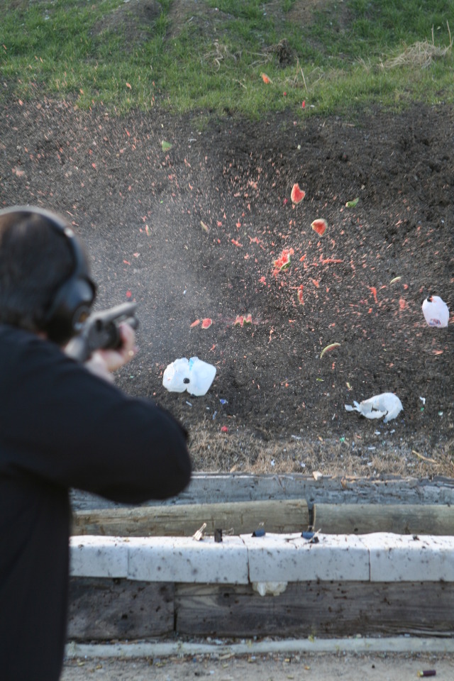 2010/01(January)/ITOC-R1-TeamLead-Tazer/640x480_2010-01-12-ITOC-R1-TeamLead-112-Steve-Watermelon-GOOD.JPG