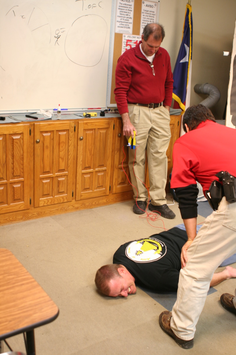 2010/01(January)/ITOC-R1-TeamLead-Tazer/800x600_2010-01-12-ITOC-R1-TeamLead-014-Travis-gets-tazed.JPG