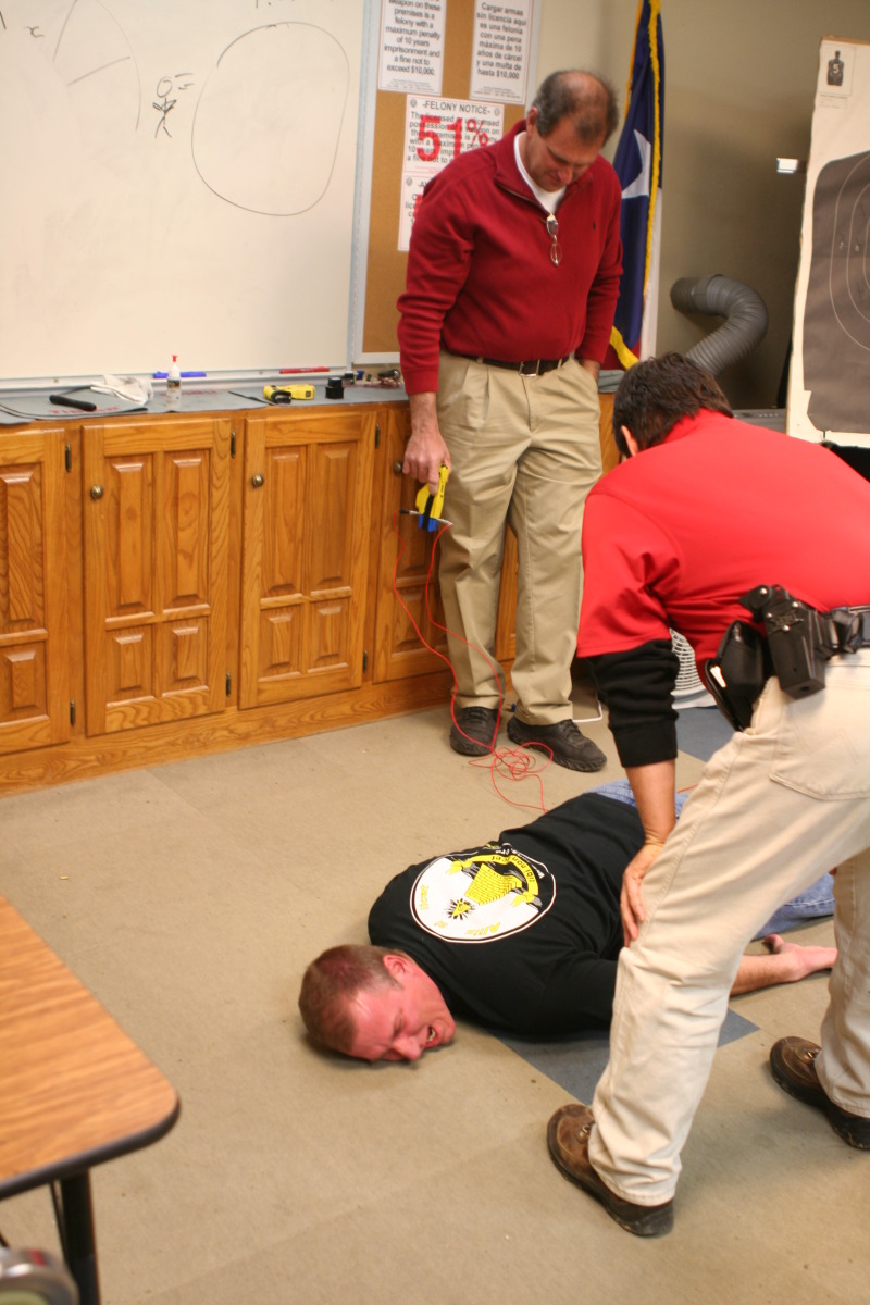 2010/01(January)/ITOC-R1-TeamLead-Tazer/800x600_2010-01-12-ITOC-R1-TeamLead-020-Travis-gets-tazed.JPG