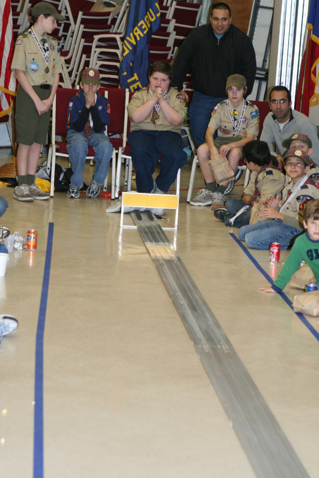 2010/01(January)/Pack409-Pinewood-Derby/640x480_2010-01-16-Pack409-Pinewood-Derby-069-Thomas.JPG