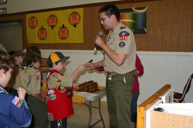 2010/01(January)/Pack409-Pinewood-Derby/640x480_2010-01-16-Pack409-Pinewood-Derby-181-Matt.JPG