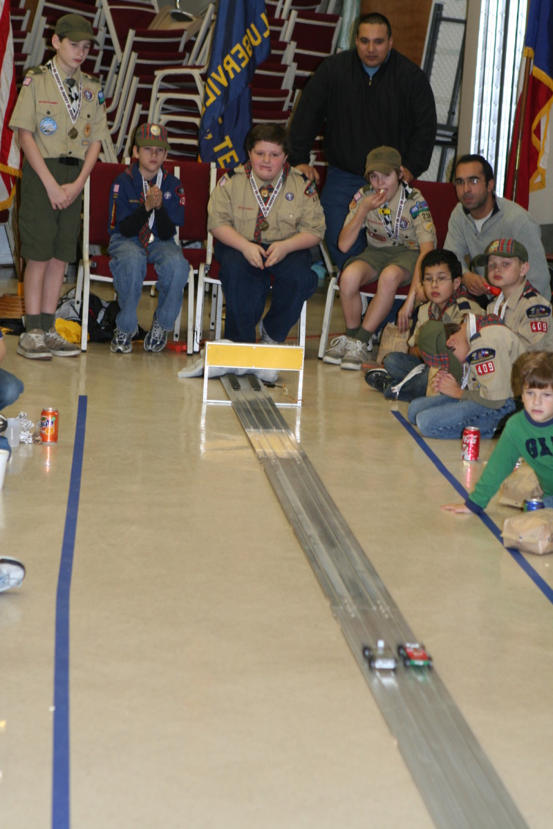 2010/01(January)/Pack409-Pinewood-Derby/800x600_2010-01-16-Pack409-Pinewood-Derby-071-Thomas.JPG
