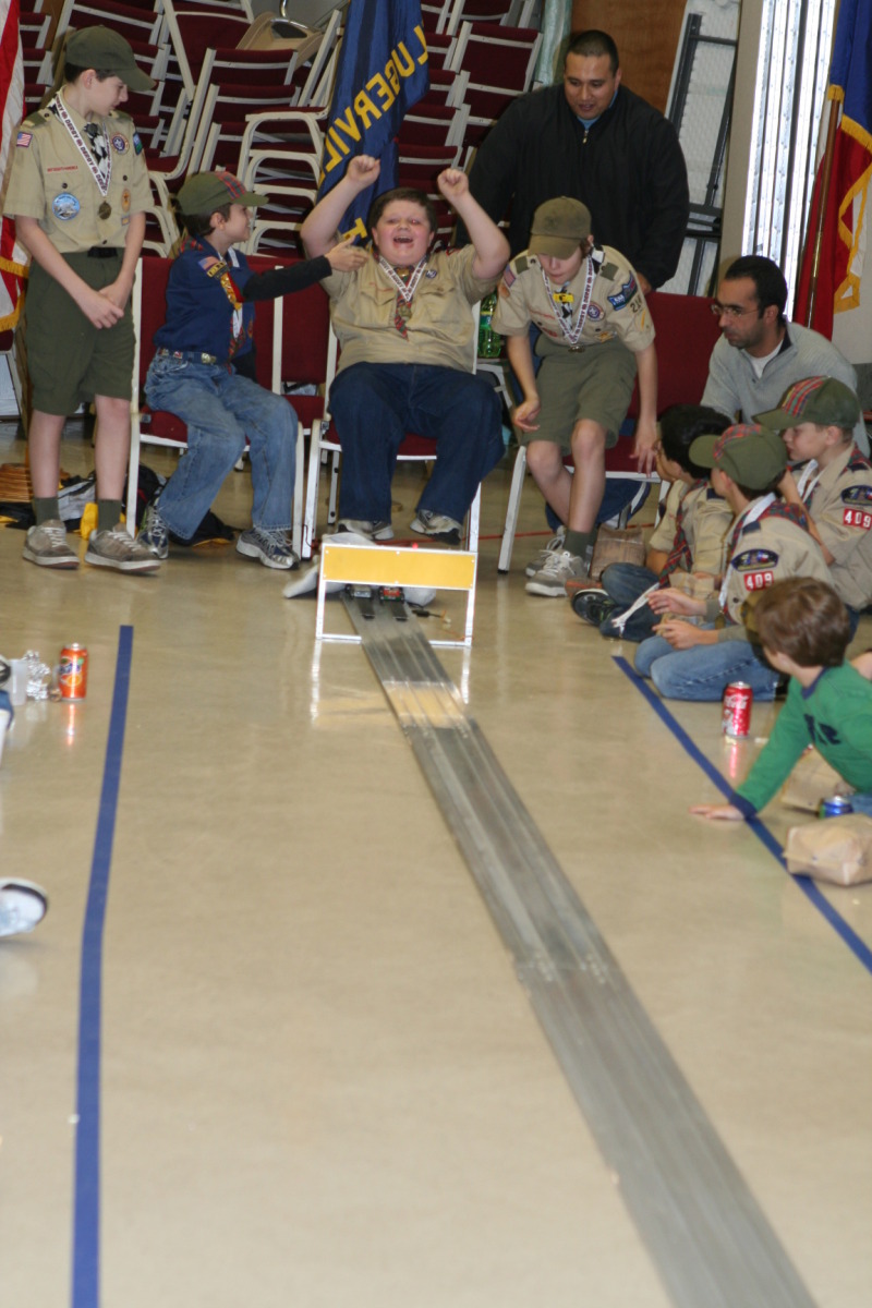 2010/01(January)/Pack409-Pinewood-Derby/800x600_2010-01-16-Pack409-Pinewood-Derby-075-Thomas.JPG