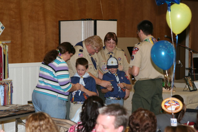 2010/02(February)/Pack409-Blue-and-Gold/640x480_2010-02-20-Pack409-Blue-and-Gold-46-Case.JPG