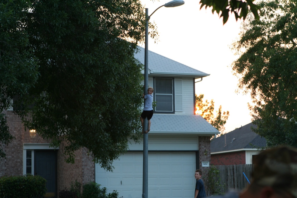 2010/05(May)/Misc/1024x768_2010-05-28-Hanging-out-14-JC-climbing-pole.JPG