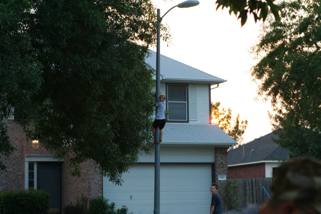 2010/05(May)/Misc/640x480_2010-05-28-Hanging-out-14-JC-climbing-pole.JPG