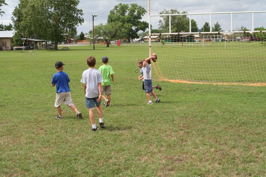 2010/05(May)/Pack409-Camp-Champions/1024x768_2010-05-22-Pack409-Camp-Champions-062-Football-Quiddich.JPG