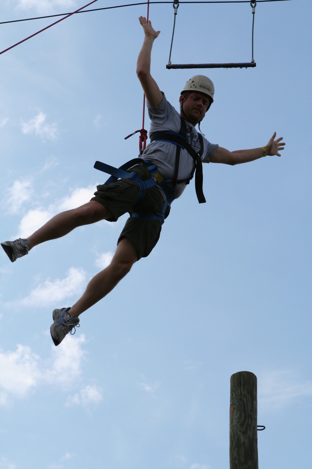 2010/05(May)/Pack409-Camp-Champions/1024x768_2010-05-22-Pack409-Camp-Champions-276-Trapeze-Jump-Chris.JPG