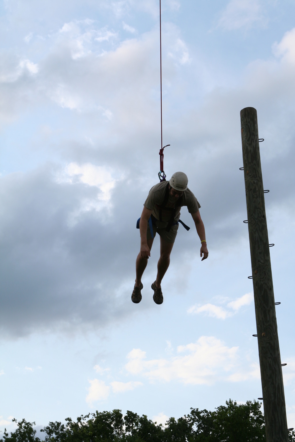 2010/05(May)/Pack409-Camp-Champions/1024x768_2010-05-22-Pack409-Camp-Champions-350-Matt-Trapeze-Jump.JPG