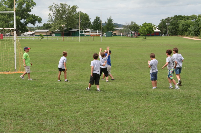 2010/05(May)/Pack409-Camp-Champions/640x480_2010-05-22-Pack409-Camp-Champions-064-Football-Quiddich.JPG