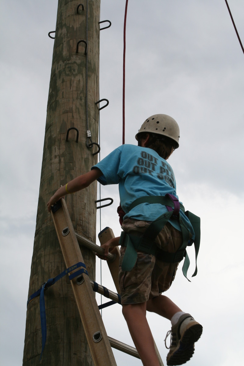 2010/05(May)/Pack409-Camp-Champions/800x600_2010-05-22-Pack409-Camp-Champions-154-High-Ropes-Chance.JPG