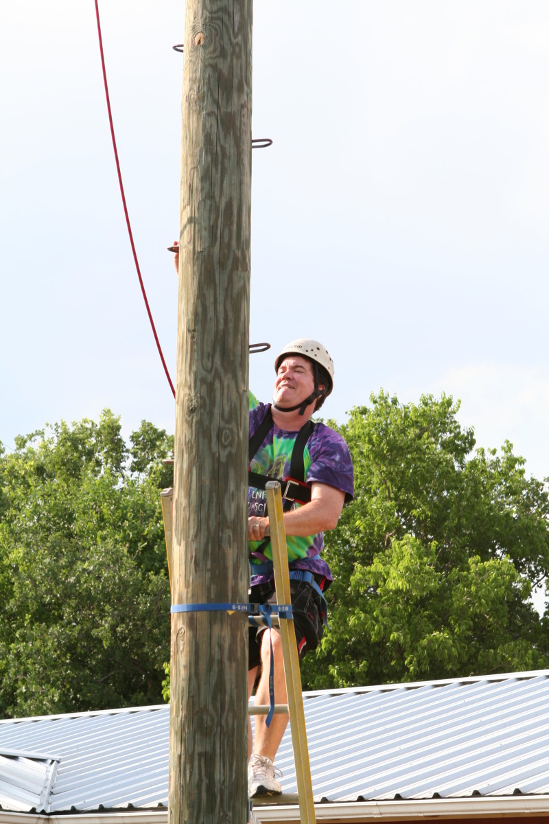 2010/05(May)/Pack409-Camp-Champions/800x600_2010-05-22-Pack409-Camp-Champions-205-Trapeze-Jump-Jimmy.JPG