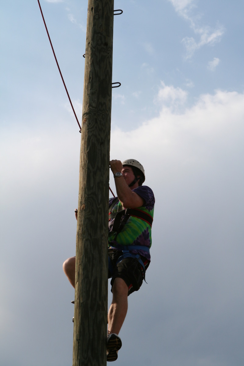 2010/05(May)/Pack409-Camp-Champions/800x600_2010-05-22-Pack409-Camp-Champions-207-Trapeze-Jump-Jimmy.JPG
