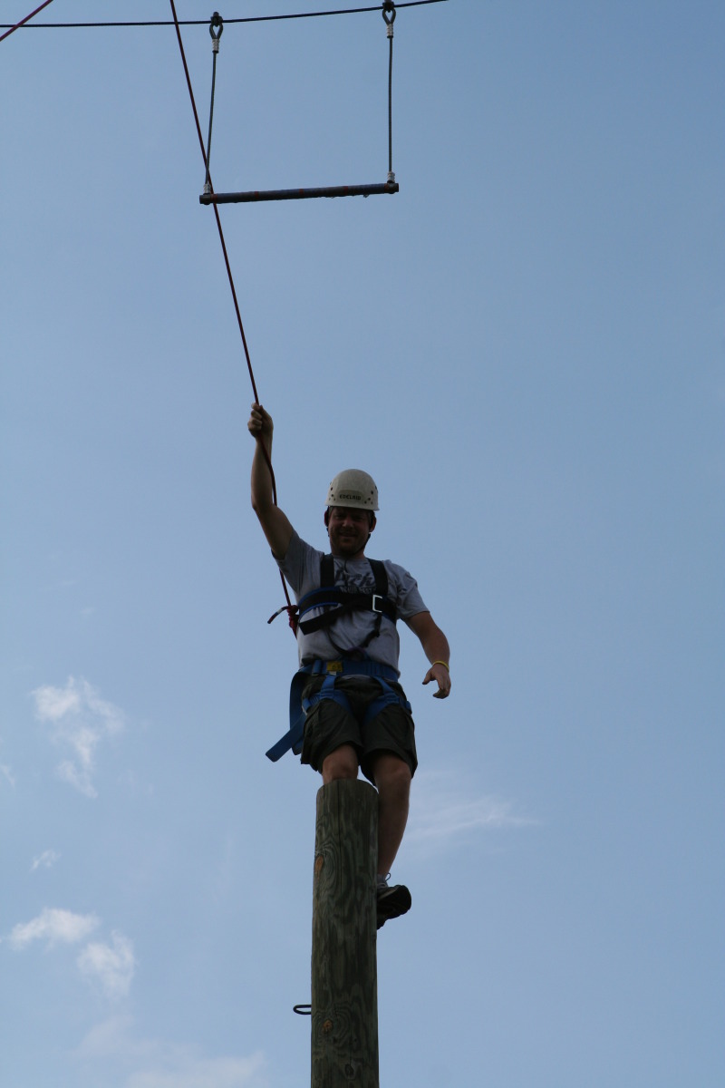 2010/05(May)/Pack409-Camp-Champions/800x600_2010-05-22-Pack409-Camp-Champions-261-Trapeze-Jump-Chris.JPG
