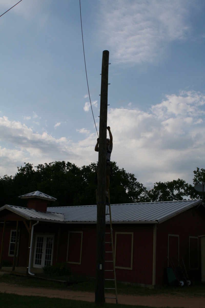 2010/05(May)/Pack409-Camp-Champions/800x600_2010-05-22-Pack409-Camp-Champions-302-Travis-Trapeze-Jump.JPG