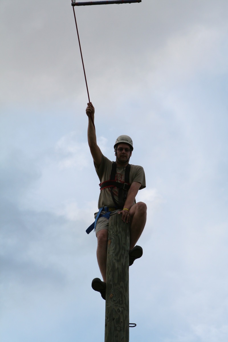 2010/05(May)/Pack409-Camp-Champions/800x600_2010-05-22-Pack409-Camp-Champions-320-Matt-Trapeze-Jump.JPG